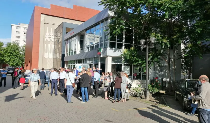 Protest de amploare la Primăria Focşani. Angajaţii, revoltaţi că nu şi-au primit salariile