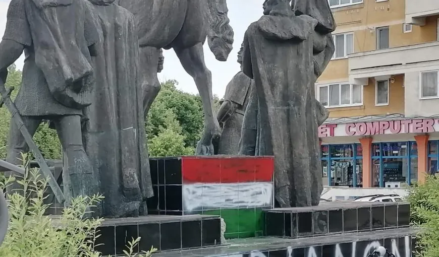 Statuia lui Mihai Viteazul din Sfântu Gheorghe a fost vandalizată. Pe soclu a fost vopsit steagul Ungariei