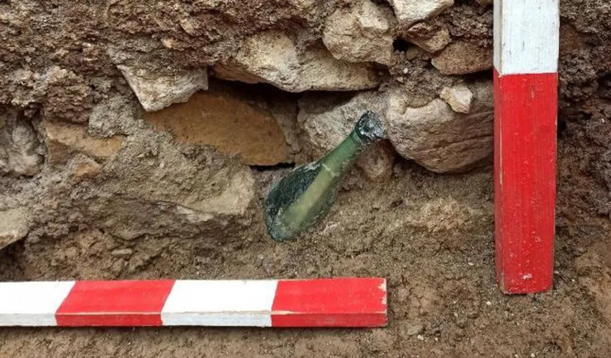 Sticlă cu răvaş, găsită la mormântul Veronicăi Micle. Descoperire importantă, datată de aproape 170 de ani