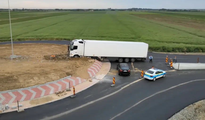 Sens giratoriu nou, avariat de un TIR condus de un şofer rus VIDEO