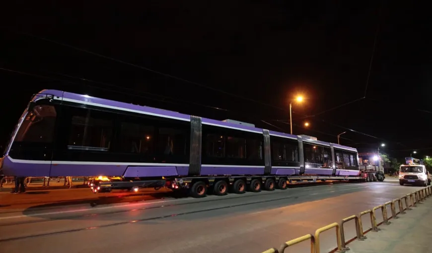 Primul tramvai nou al Timişoarei a fost pus pe șine și a intrat în faza de testare