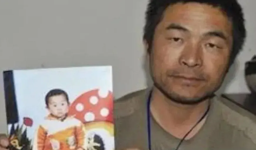 Regăsire emoționantă. Un bărbat și-a strâns fiul în brațe după ce copilul fusese răpit în urmă cu 24 de ani