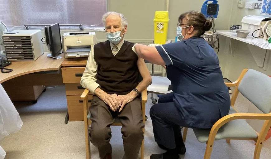 Bărbat de 80 de ani vaccinat de patru ori împotriva coronavirusului: „M-am gândit că va fi mai eficient, mai multe doze însemnând mai mulţi anticorpi”