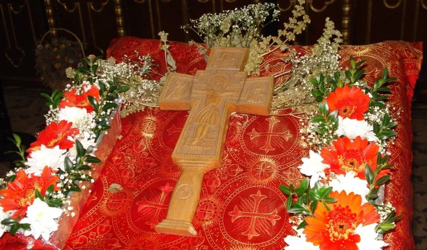 Calendar ortodox 1 august 2021. Scoaterea Sfintei Cruci. Rugăciune făcătoare de minuni la sărbătoarea Scoaterii Sfintei Cruci.Începutul Postului Adormirii Maicii Domnului