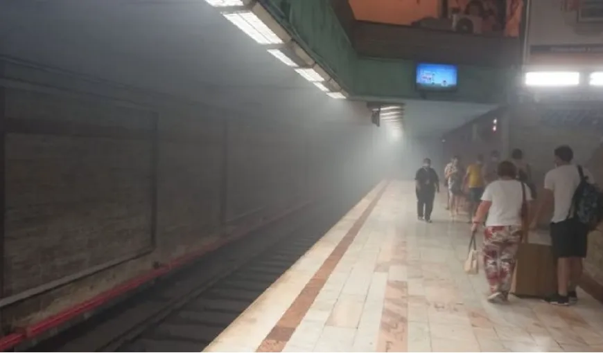 Alertă la metrou! Zeci de calători au fost evacuaţi din stația Eroii Revoluției, din Capitală, din cauza unor degajări de fum