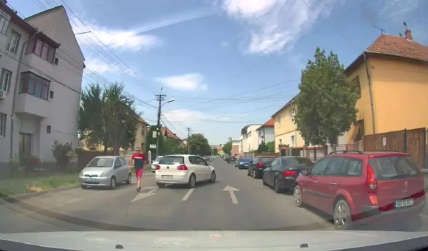 Scene halucinante la Sibiu. Un bărbat a scos pistolul pe o stradă după ce a fost claxonat – VIDEO