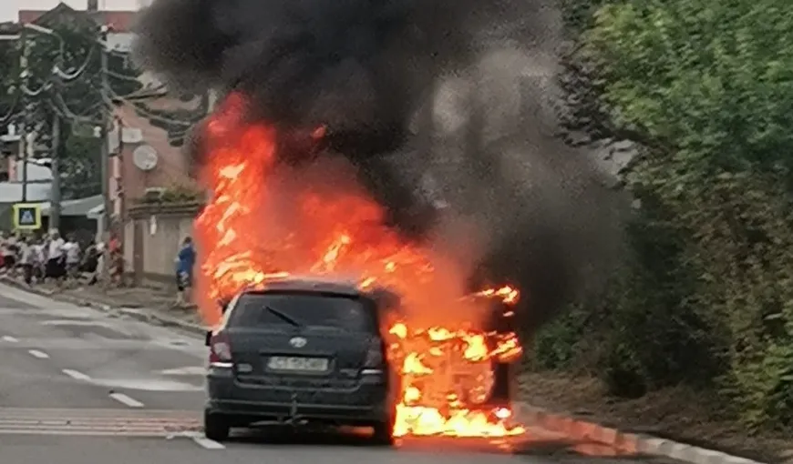 Panică pe şosea, o maşină plină cu artificii a luat foc în mers la Agigea, din cauza căldurii. Imagini impresionante VIDEO