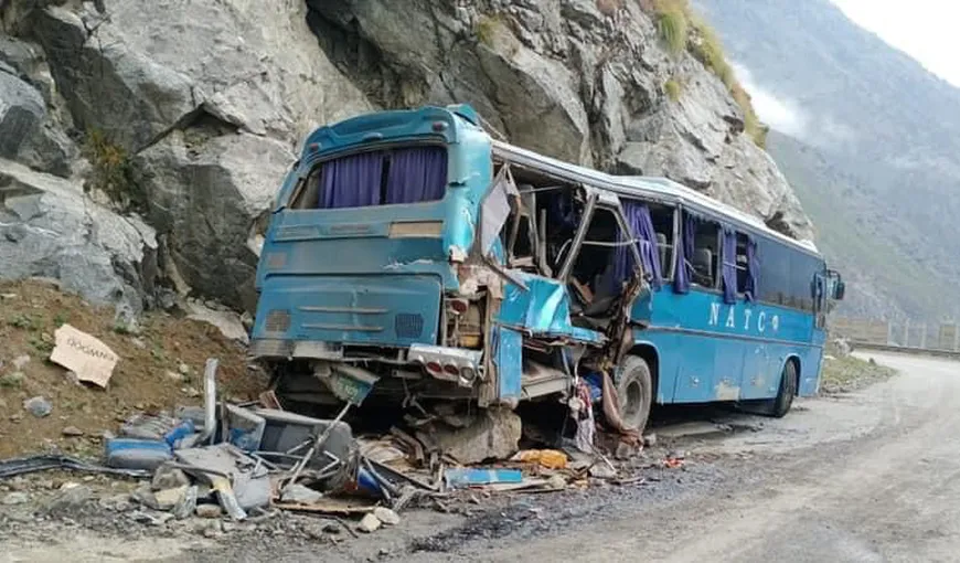 Autobuz plin cu oameni, aruncat în aer în Pakistan. Sunt cel puţin 13 morţi, dintre care 9 chinezi