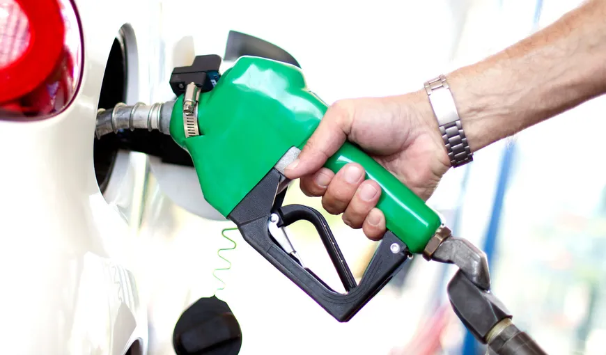 Câtă benzină poate cumpăra un român cu un salariu mediu, în 2021. Unde se cumpără cei mai mulţi litri de carburant în Europa