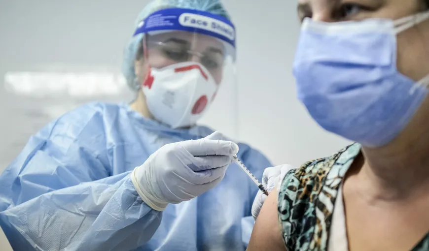 Vaccinarea anti-COVID, obligatorie în tot mai multe ţări. Unde se impune imunizarea profesorilor şi cadrelor medicale