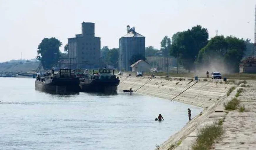 Accident naval deosebit de grav, în zona Corabia. O ambarcaţiune cu nouă oameni, condusă de un bărbat beat, s-a răsturnat în Dunăre VIDEO