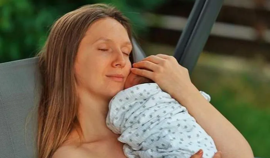 Adela Popescu, probleme cu bebeluşul la aproape două săptămâni de la naștere. „Nu a putut să doarmă și îl țin mai mult în casă”