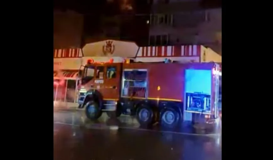 Incendiu în Câmpina după ce un bloc a fost lovit de trăsnet. Zeci de persoane au fost evacuate de urgenţă