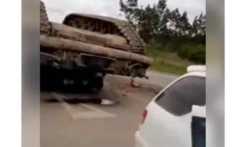 Rusia a scăpat un tanc pe şosea. Imagini cu vehiculul de peste 40 de tone, răsturnat pe carosabil VIDEO