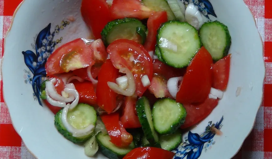 Salata de roşii românească bate salata grecească. Mănâncă delicios fără să porneşti aragazul. Reţeta perfectă de salată de roşii