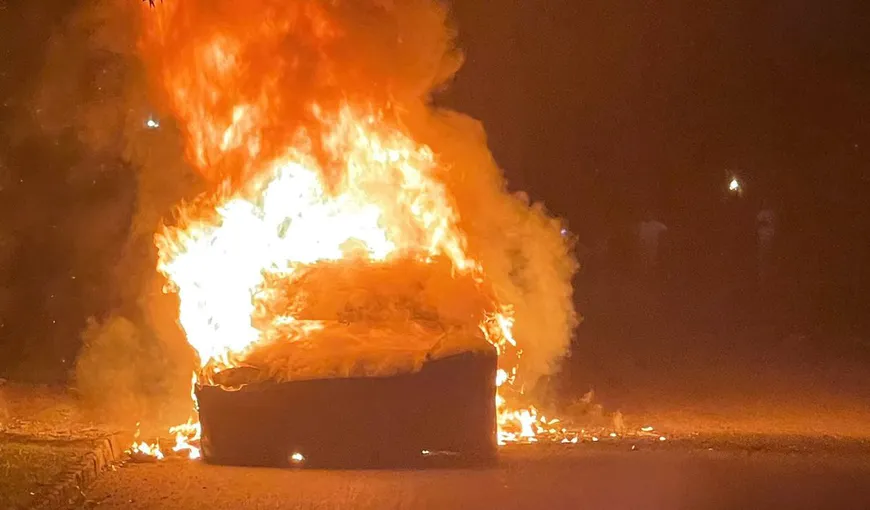 O Tesla de 130.000 de dolari a luat foc în mers, cu şoferul la volan, la 3 zile după ce fusese cumpărată