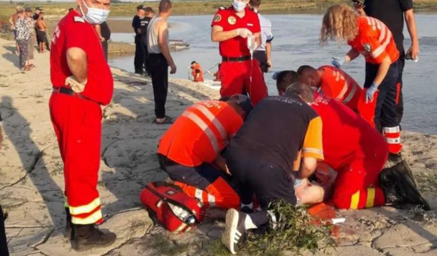 Oamenii, sfâșiați de durere la înmormântarea celor cinci copii înecaţi în Siret: „Doamne, pe noi să ne fi luat, nu pe aceşti copilandri”
