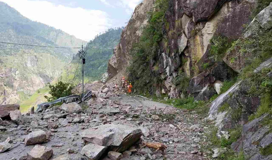 Zece morţi şi 30 de persoane prinse sub pământ după o alunecare de teren în India VIDEO