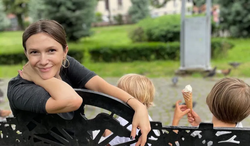 Adela Popescu întâmpină dificultăţi cu cei trei copii: „Este practic imposibil”