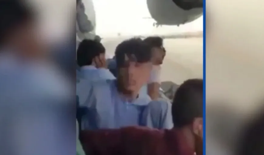 Şase afgani sfidează moartea, imagini incredibile de la Kabul. S-au filmat liniştiţi pe fuselajul unui avion care decolează de pe aeroport VIDEO