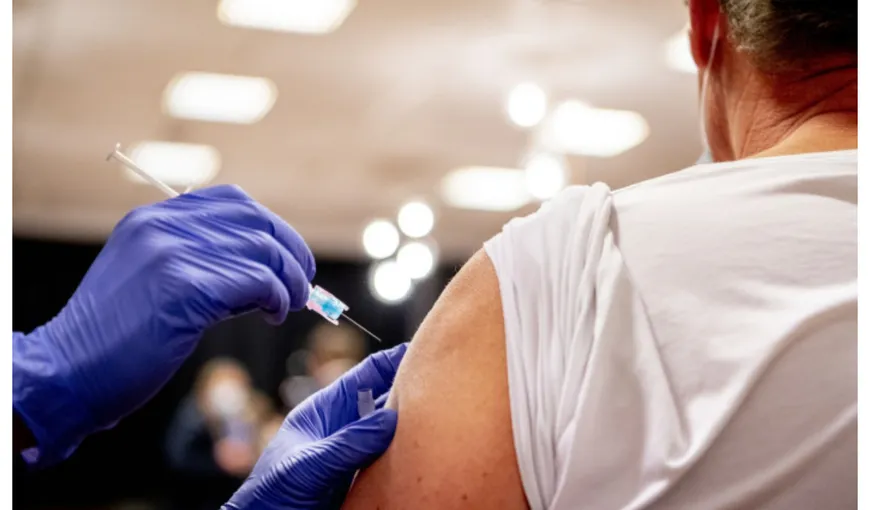 Un bărbat s-a vaccinat împotriva COVID-19 de cinci ori. Cum a fost posibil acest lucru