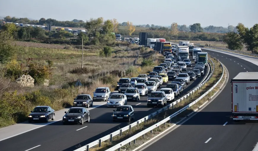 Cozi uriaşe de maşini la graniţa turco-bulgară, se aşteaptă 6-8 ore VIDEO