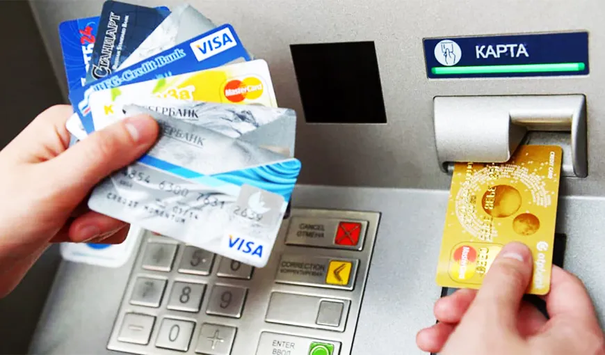 Se schimbă cardurile bancare. Majoritatea românilor vor avea carduri CU CIP