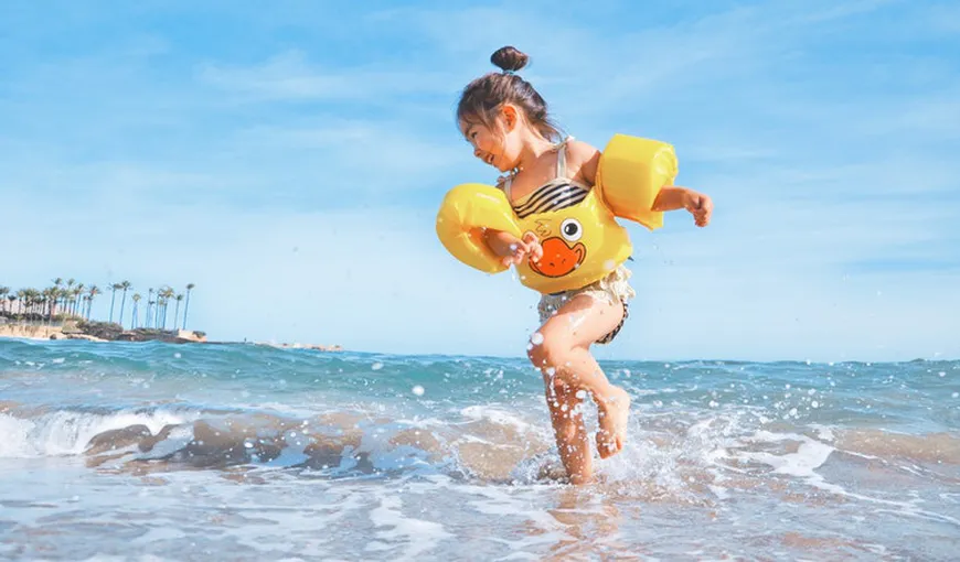 Cât trebuie să stea un copil pe plajă? Medicul Mihai Craiu vorbeşte despre protecţia celor mici