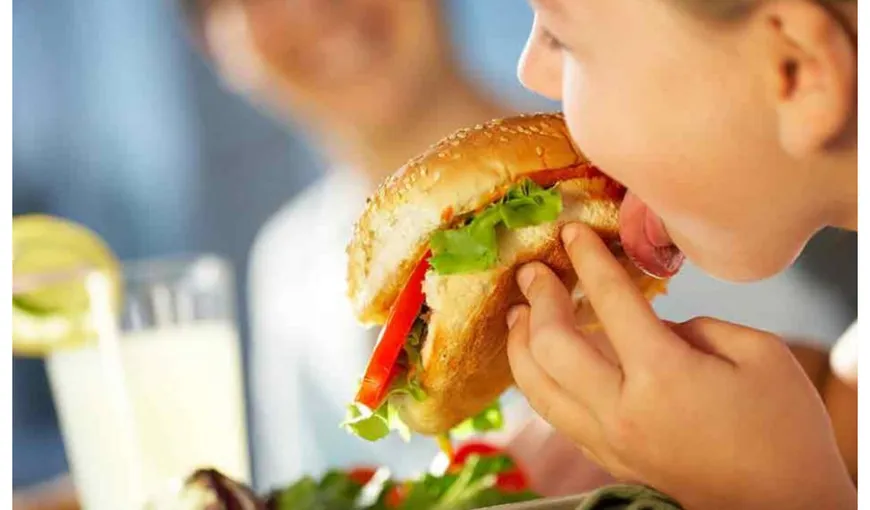 Efectele alarmante ale mâncărurilor de tip fast-food asupra copiilor. Avertismentul unui cunoscut medic român