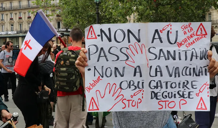 Francezii refuză să intre în localurile care cer green pass şi au găsit o formă inedită de protest VIDEO