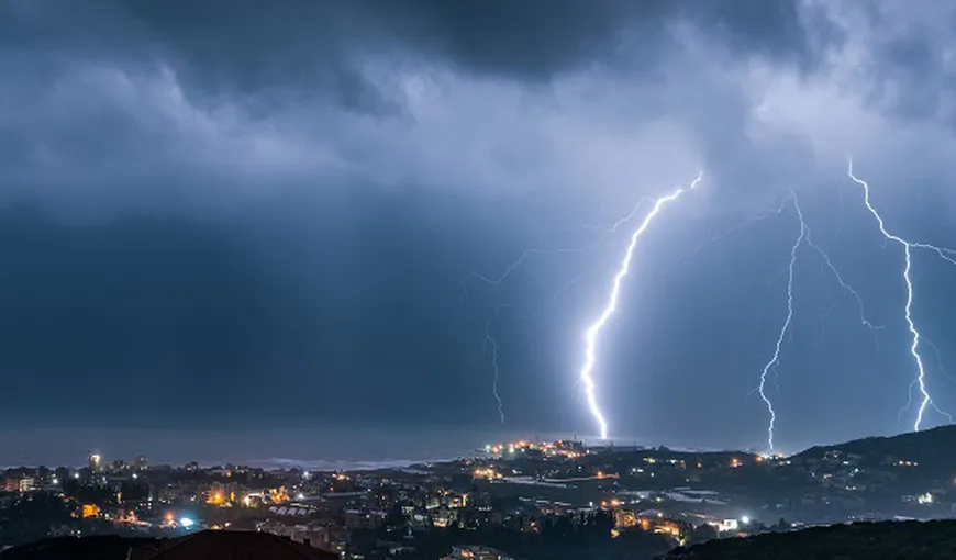 Alerte meteo COD PORTOCALIU de furtuni puternice în 10 judeţe. Veşti proaste pentru românii care sunt în concediu la mare