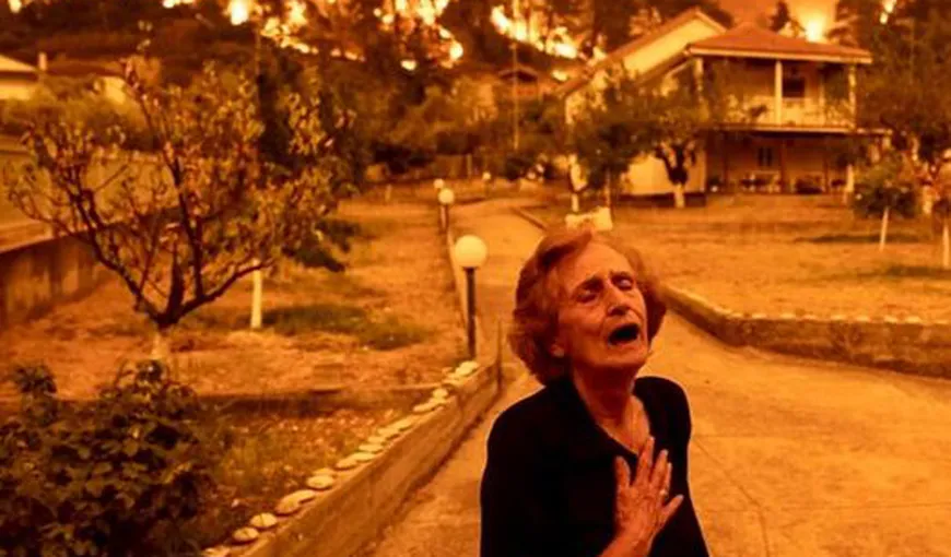 Moment sfâşietor surprins la incendiile din Grecia. O bătrână cu ochii în lacrimi după ce focul i-a devastat satul