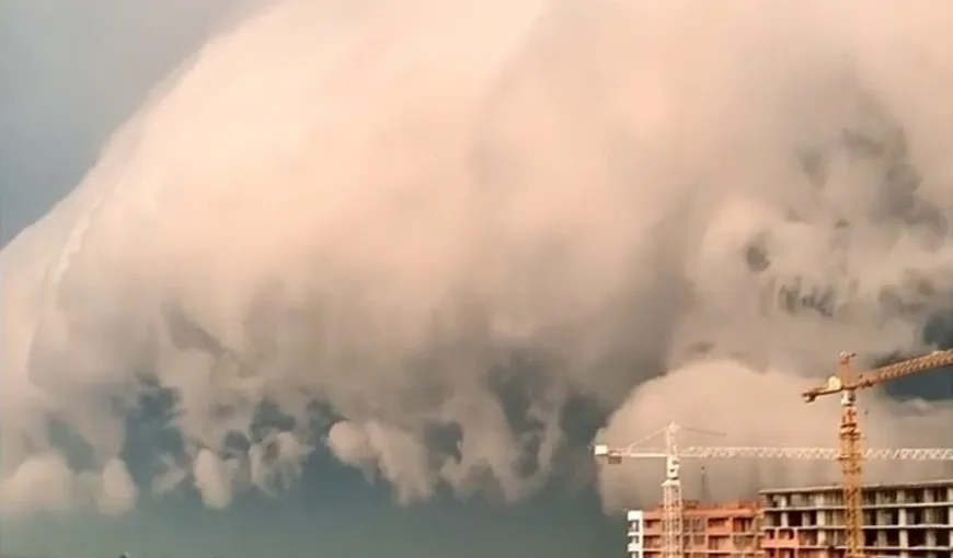 Fenomen meteorologic spectaculos, un nor imens a acoperit oraşul Lvov VIDEO