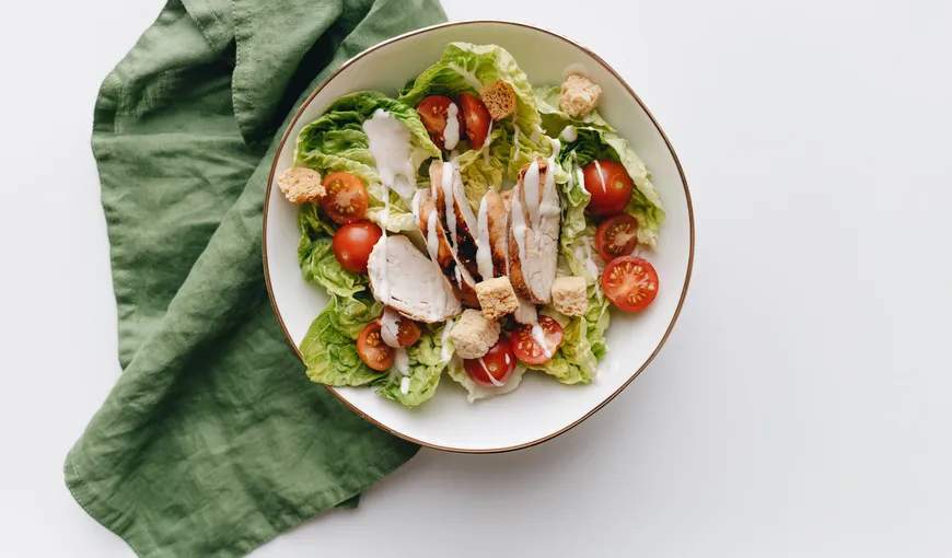 Cele mai simple şi gustoase reţete de salate, perfecte pentru sezonul cald. Le poţi prepara acasă în doar câteva minute
