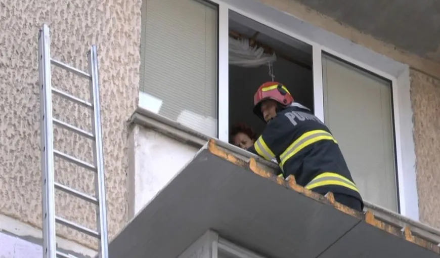 Scene hilare în Piatra Neamţ. O bătrână care a rămas blocată pe acoperişul balconului i-a cerut pompierului care a salvat-o să coboare tot pe scară pentru că „abia” făcuse curat în casă