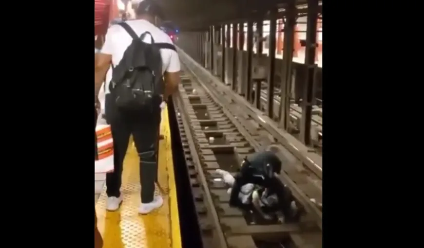Un poliţist a sărit pe șinele de metrou ca să salveze un bărbat, care a căzut în urma unui leşin VIDEO