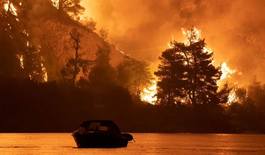Imagini de infern surprinse în Grecia. Insula Evia, cuprinsă de flăcări: „Durerea este uriașă. Oriunde te uiți vezi doar foc” VIDEO