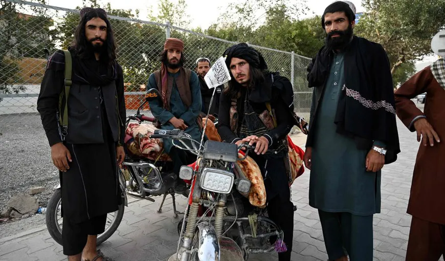 Cum sunt umiliţi tinerii afgani care îndrăznesc să poarte haine occidentale. Unii sunt biciuţi că poartă blugi, alţii băgaţi în şanţuri cu apă VIDEO