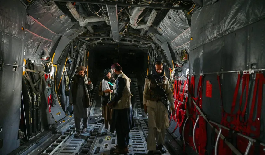 Dezmăţul talibanilor după retragerea trupelor din Afganistan. Au năvălit în aeroport şi au pus stăpânire pe sediile televiziunilor, forţându-i pe prezentatori să-i laude VIDEO