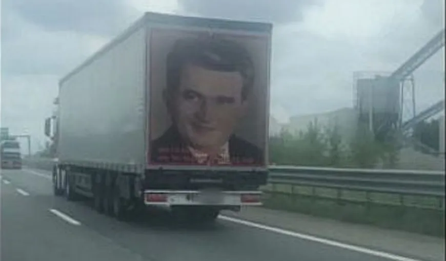 Omagiu pentru Nicolae Ceauşescu, pe autostrăzile din Italia. Cum a fost surprins un TIR din Suceava: Noi ce-am construit, voi nu reuşiţi să daţi cu var!
