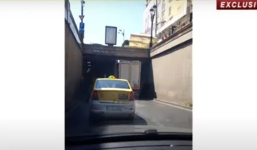 Pasajul Unirii, blocat de un TIR. Haos în trafic în centrul Capitalei – VIDEO