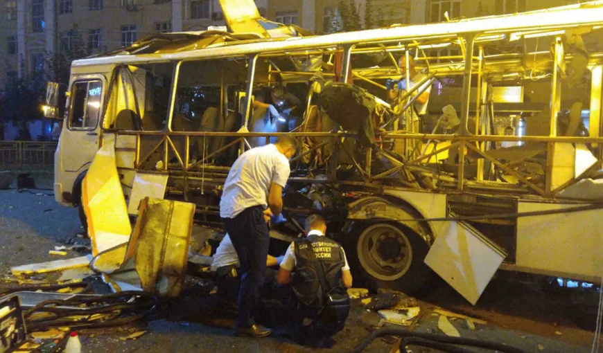 Un autobuz plin cu călători a explodat în timpul mersului, în Rusia. O femeie a murit, cel puţin 17 pasageri au fost răniţi. VIDEO cu momentul deflagraţiei