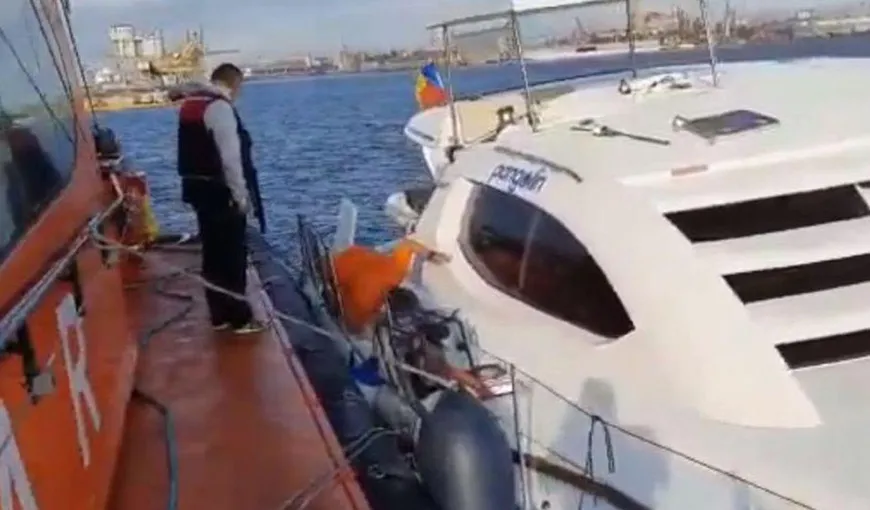 Catamaran cu mai multe persoane la bord, surprins de furtună pe Marea Neagră. S-a lovit de stabilopozi şi a început să ia apă, la Agigea