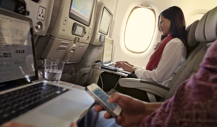 O însoţitoare de bord dezvăluie motivul pentru care pasagerii trebuie să ţină telefonul pe mod avion VIDEO