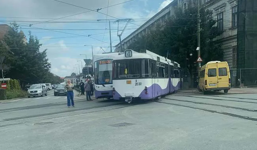 Două tramvaie s-au ciocnit la Timişoara. Un vatman a schimbat greșit macazul VIDEO