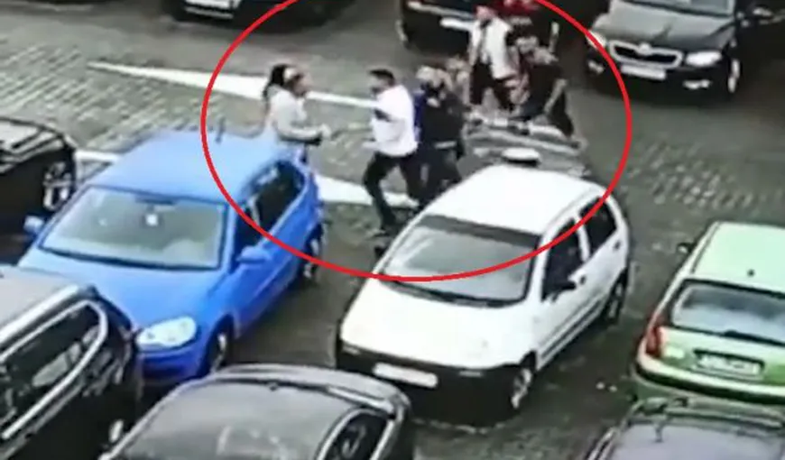 Scene violente la un mall din Craiova. Bătaie ca pe maidan pentru un loc de parcare: „Aşa, şi? Vrea muşchiu’ meu locul ăsta!” VIDEO