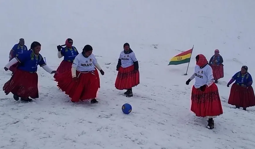 Fotbal la înălţime! Alpinistele Cholitas au jucat fotbal la aproape 6000 metri altitudine. VIDEO