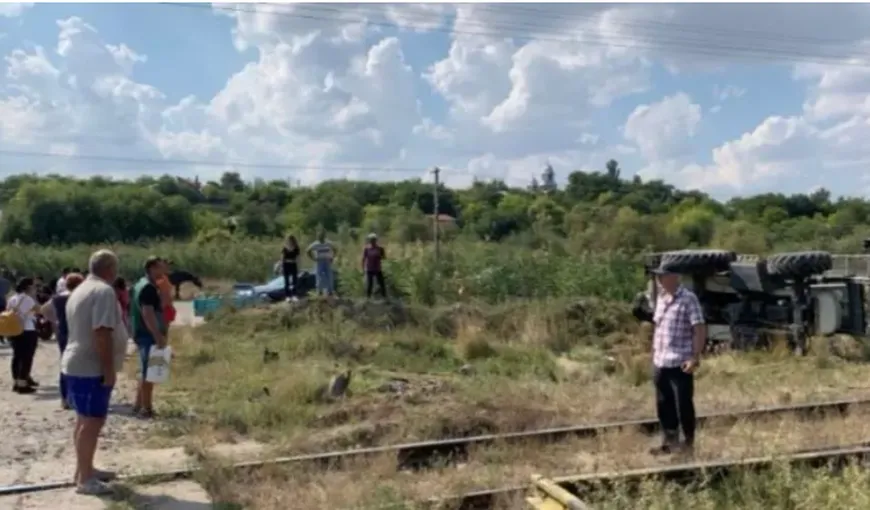 Accident de coșmar pe calea ferată Galați-Bârlad. Trenul a lovit din plin un excavator, șoferul a murit