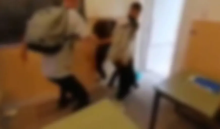 Moment halucinant la o școală din Arad. Un băiețel a fost bătut în timp ce colegii lui filmau și încurajau. „Direct, dă-i! La box, cum v-am învățat eu”