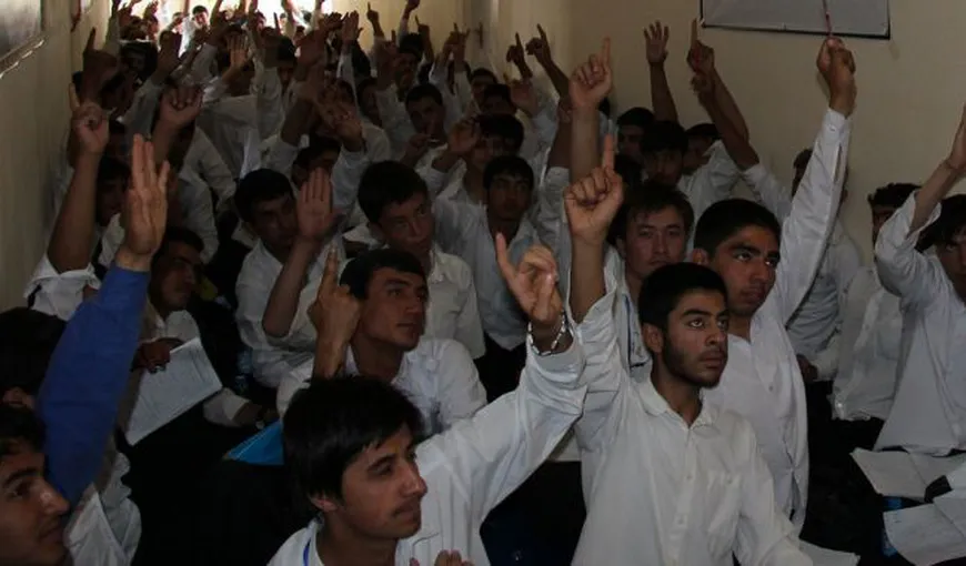 Şcolile s-au redeschis în Afganistan, însă doar pentru băieţi. UNICEF a intervenit